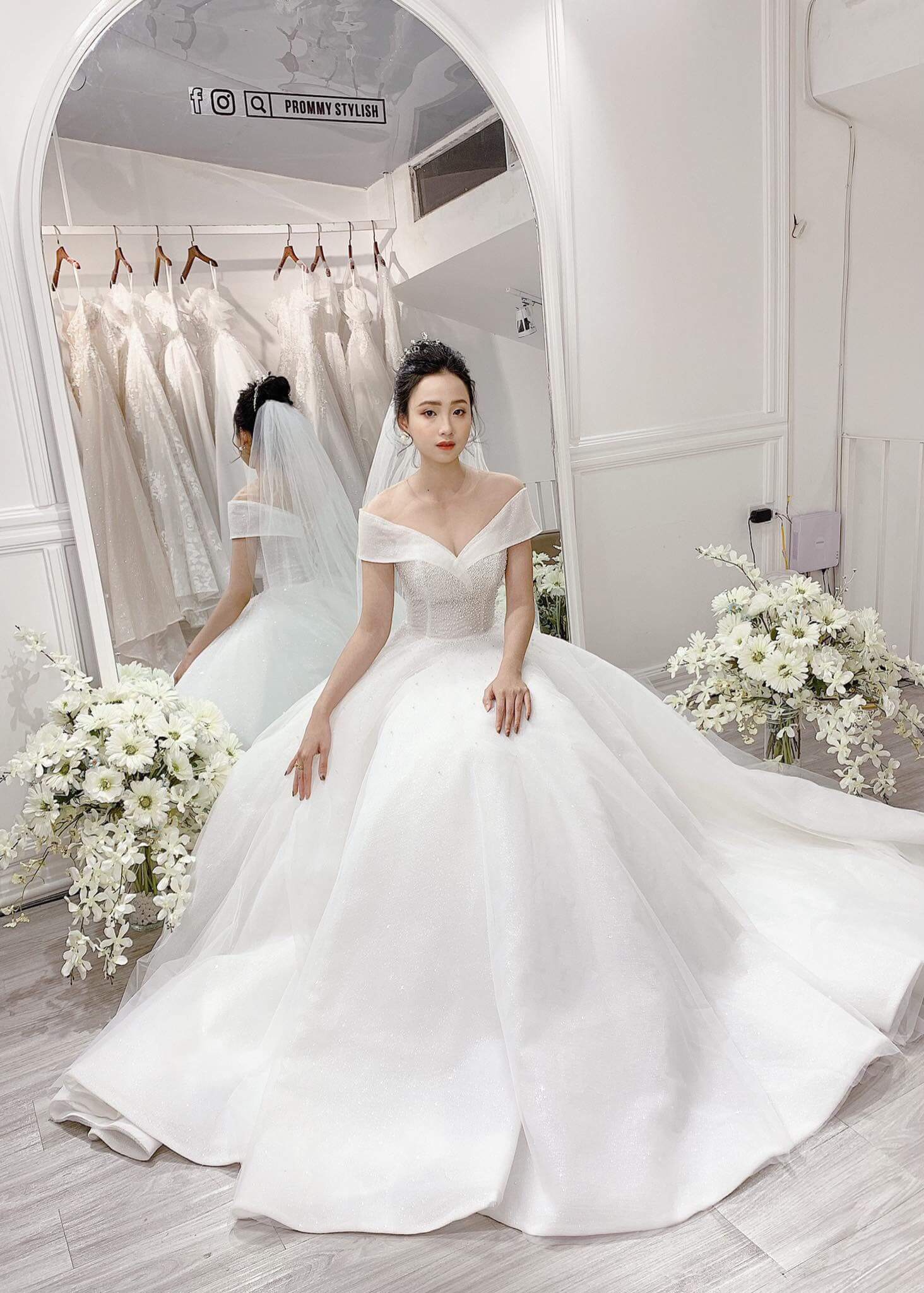 Tiểu Vy diện 10 bộ đầm cưới của Lê Thanh Hòa  VnExpress Giải trí