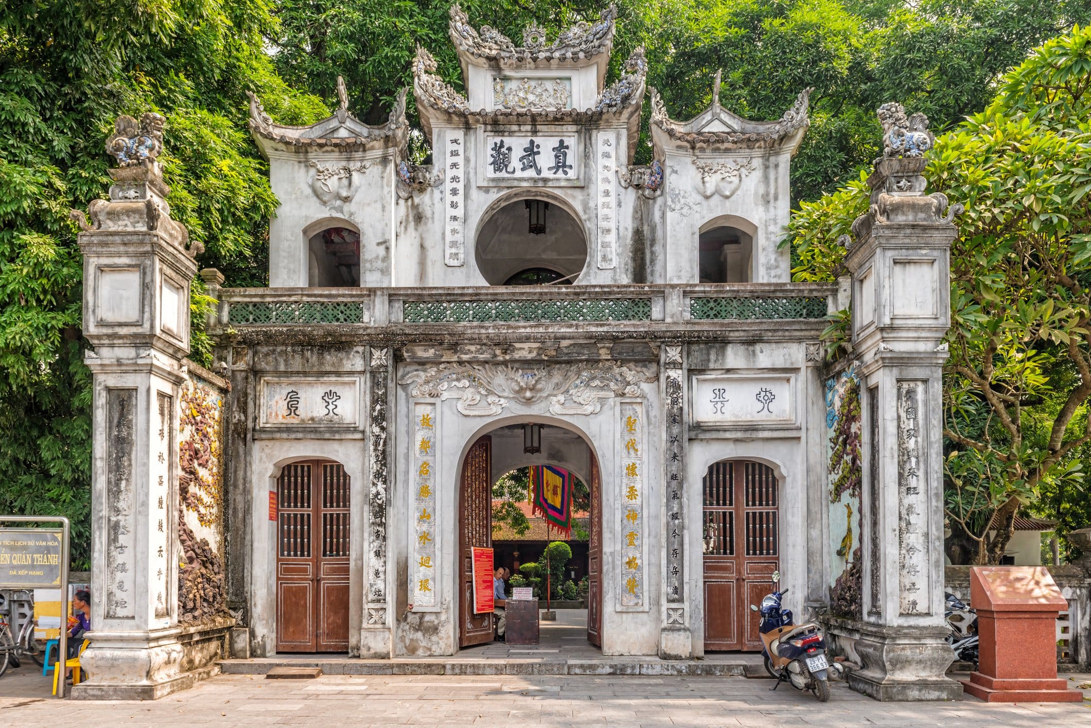 Đền chùa linh thiêng ở Hà Nội