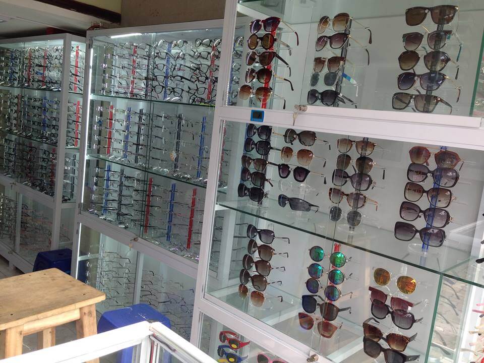 Cửa hàng kính ở Hà Nội