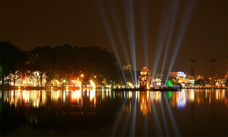 Hồ Hoàn Kiếm rực rỡ ánh đèn về đêm