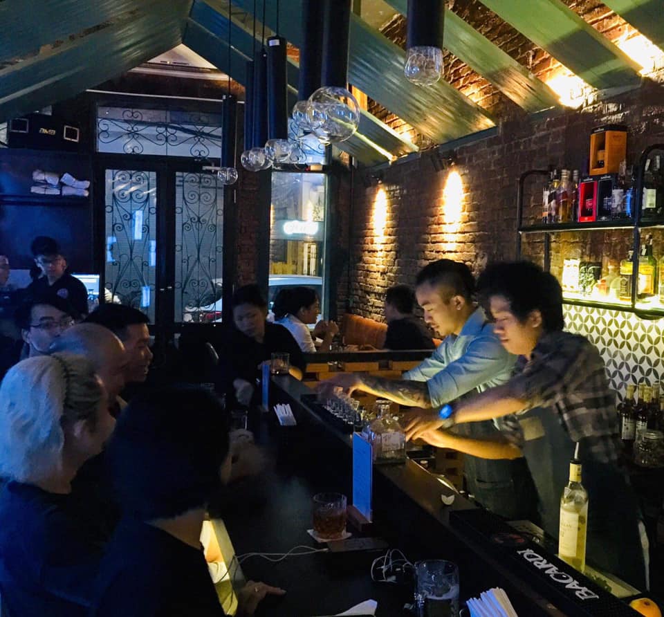 Quán bar Tây ở Hà Nội