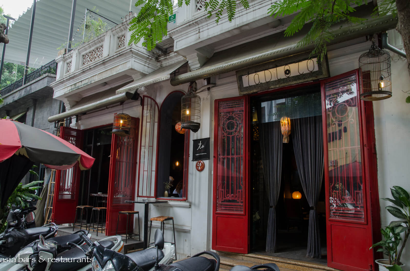 Quán bar Tây ở Hà Nội