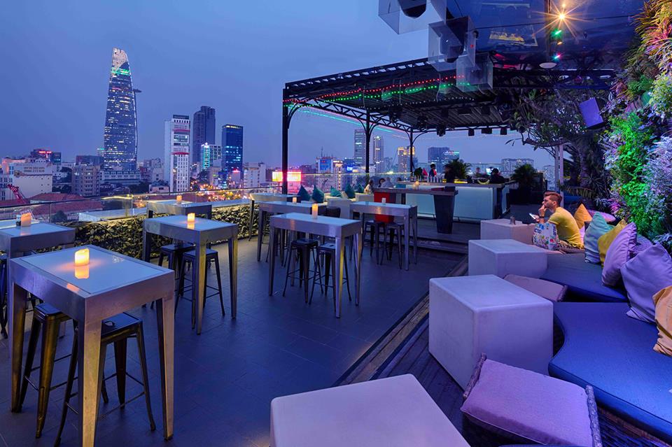 Để thưởng thức một ly cocktail tuyệt vời tại Sài Gòn, hãy ghé thăm 12 quán bar đẹp và ấn tượng nhất tại thành phố. Với thiết kế độc đáo và mới lạ, bạn chắc chắn sẽ trải nghiệm một giá trị tuyệt vời ở đây.