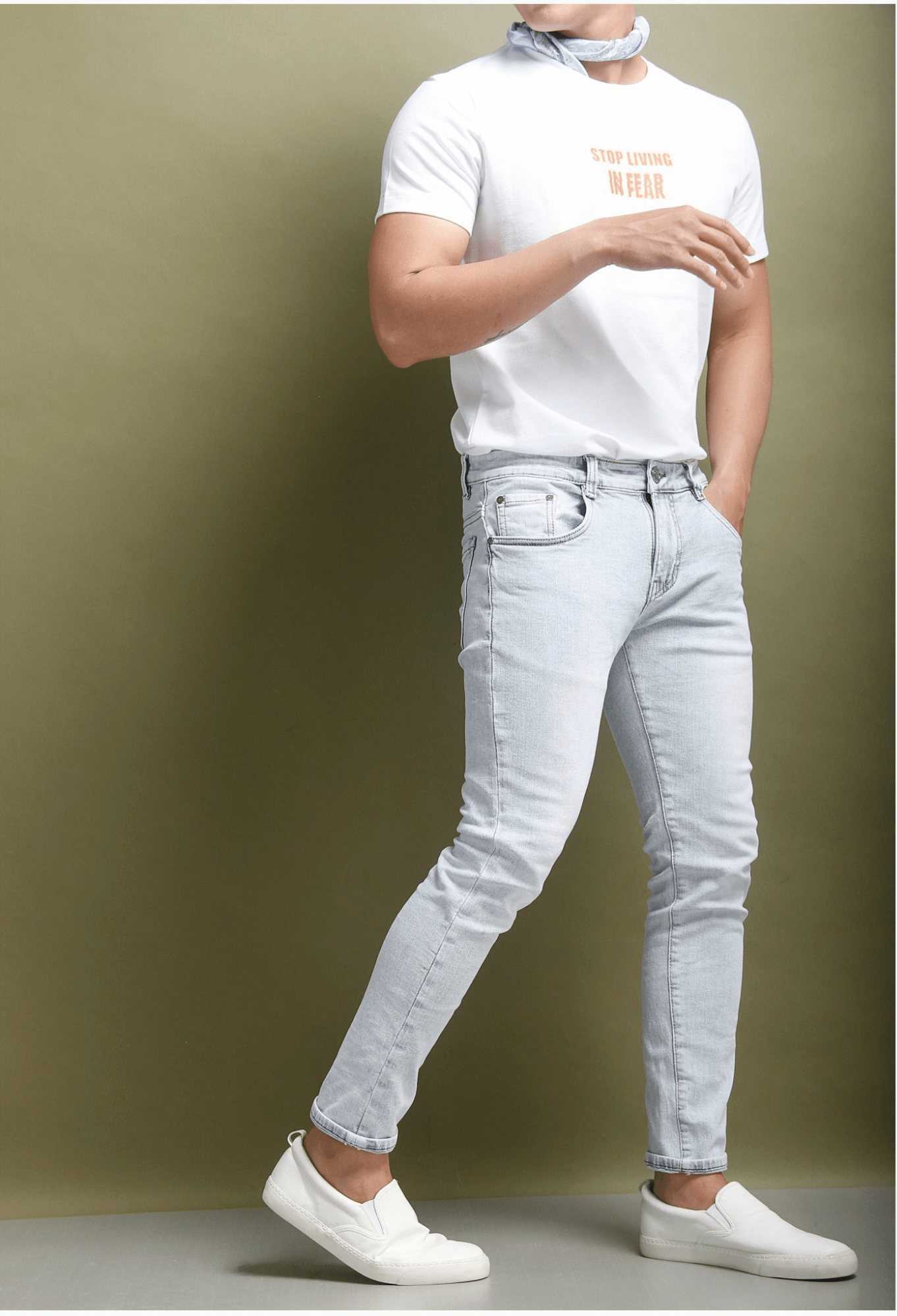 Sự phối hợp áo thun trắng với quần jeans
