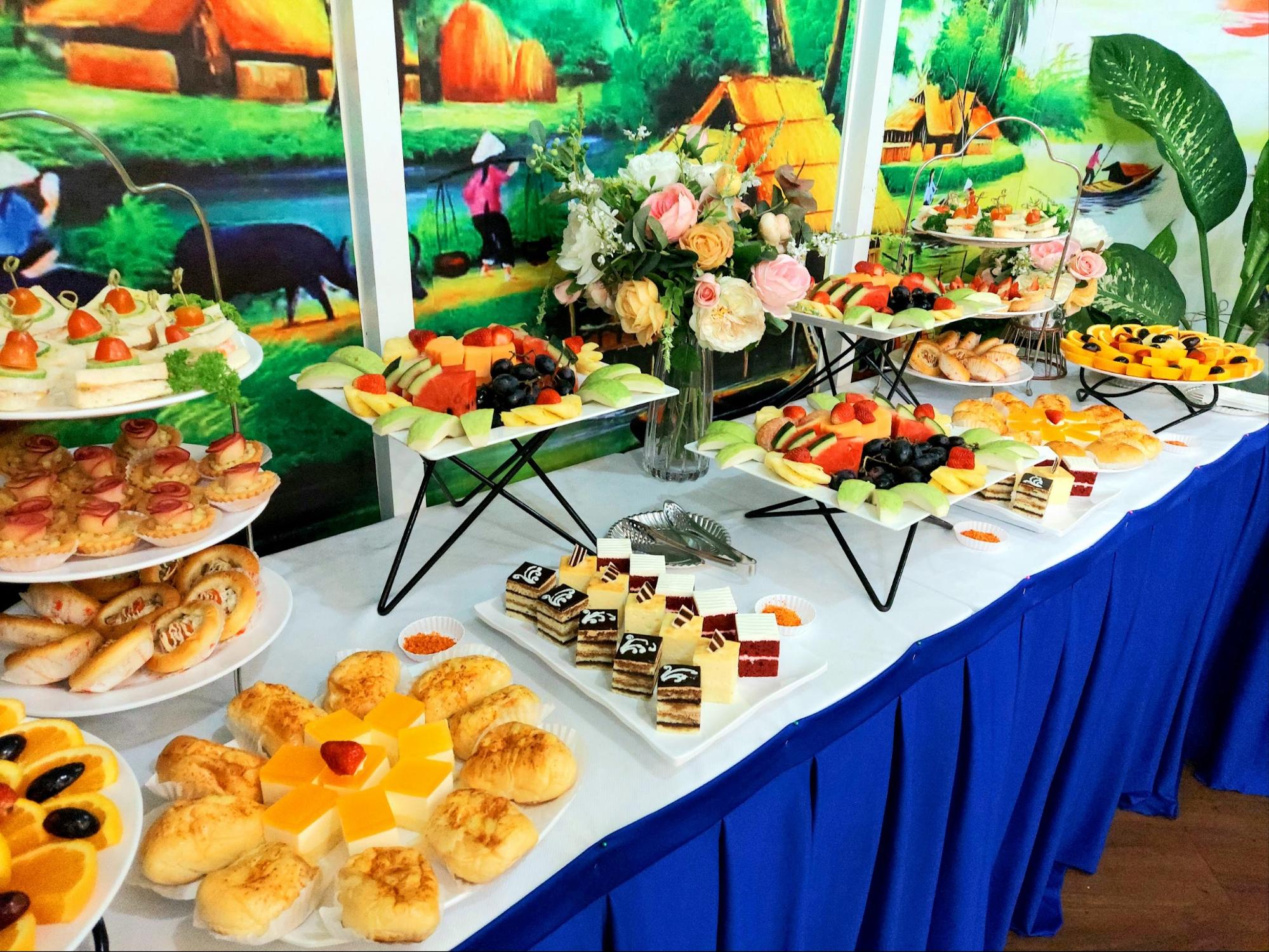 Bàn tiệc sự kiện với các loại bánh teabreak đa dạng của Vuông Tròn.