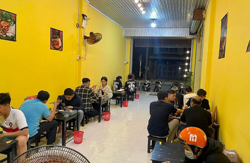 quán bún đậu ngon ở Biên Hòa Không gian quán được bày trí tone vàng ấm cúng