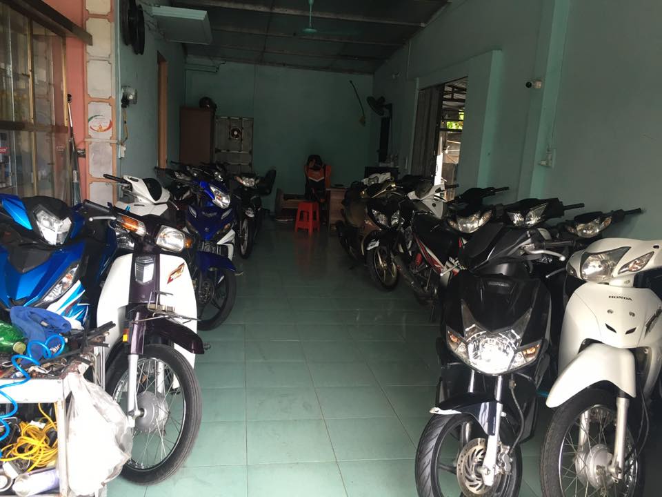 Hai Duang sử dụng xe máy