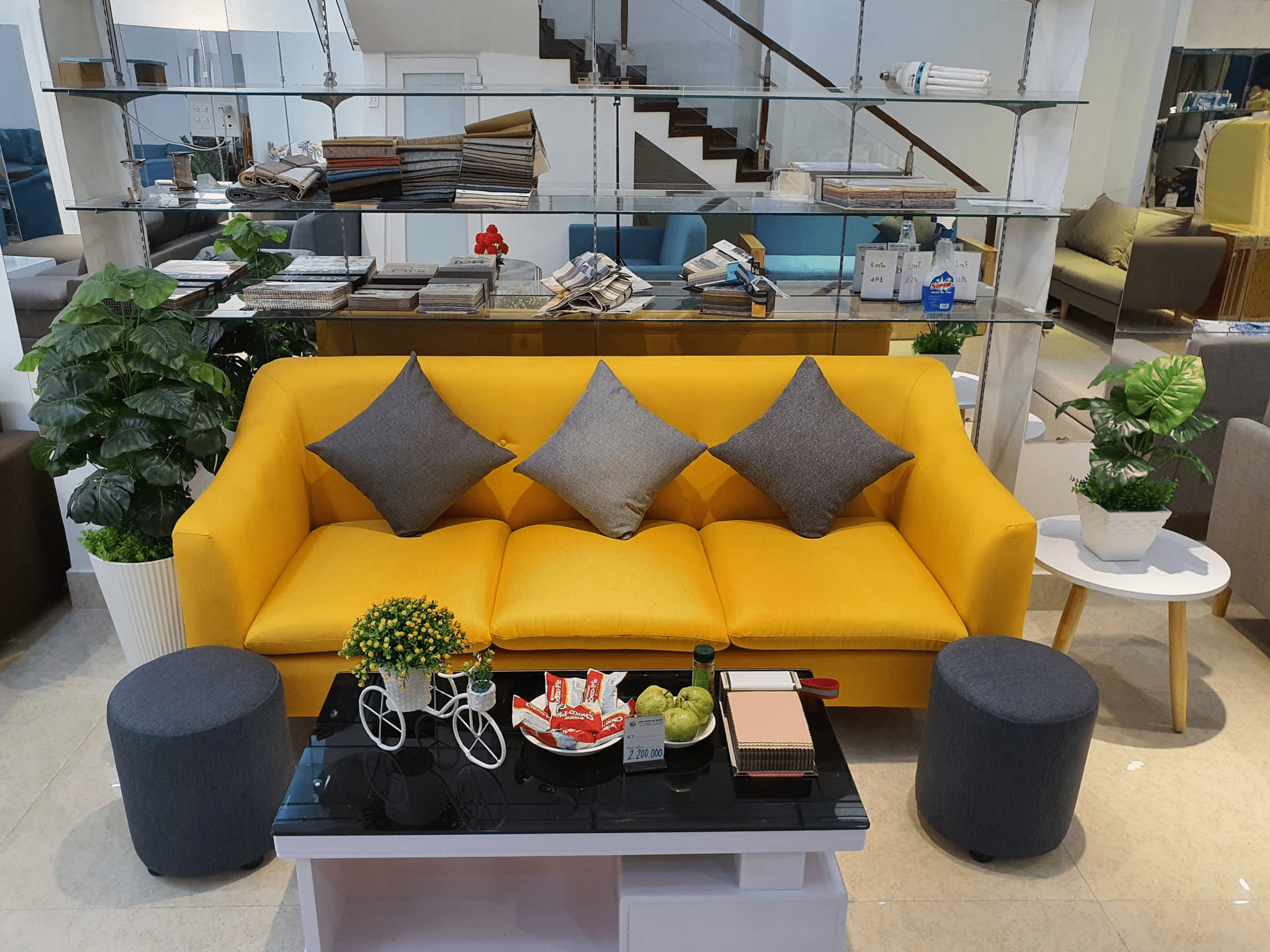 Ghế sofa độc đáo Nha Trang giúp bạn tạo ra một không gian sống hiện đại và sang trọng. Hãy để mắt mình được thảnh thơi trên ghế sofa đẹp này, và cảm nhận sự thoải mái tuyệt vời.