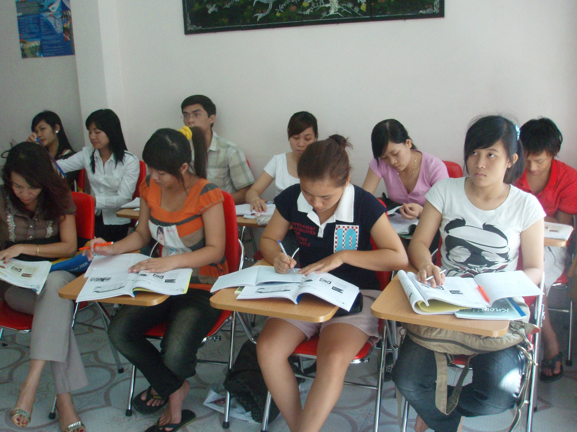 Trung Tâm Ngoại Ngữ Trí Tuệ - BIET