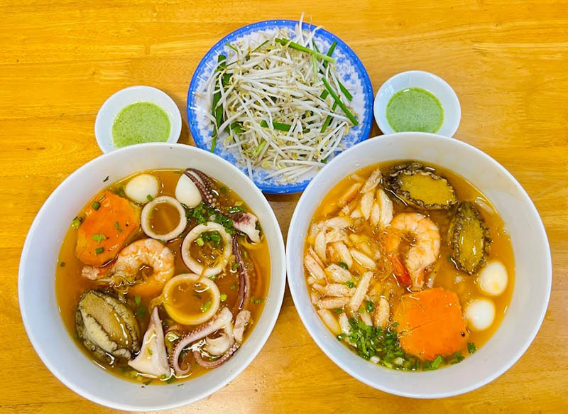 bánh canh ghẹ Phú Quốc Tô bánh canh đầy đủ topping thơm ngon hấp dẫn