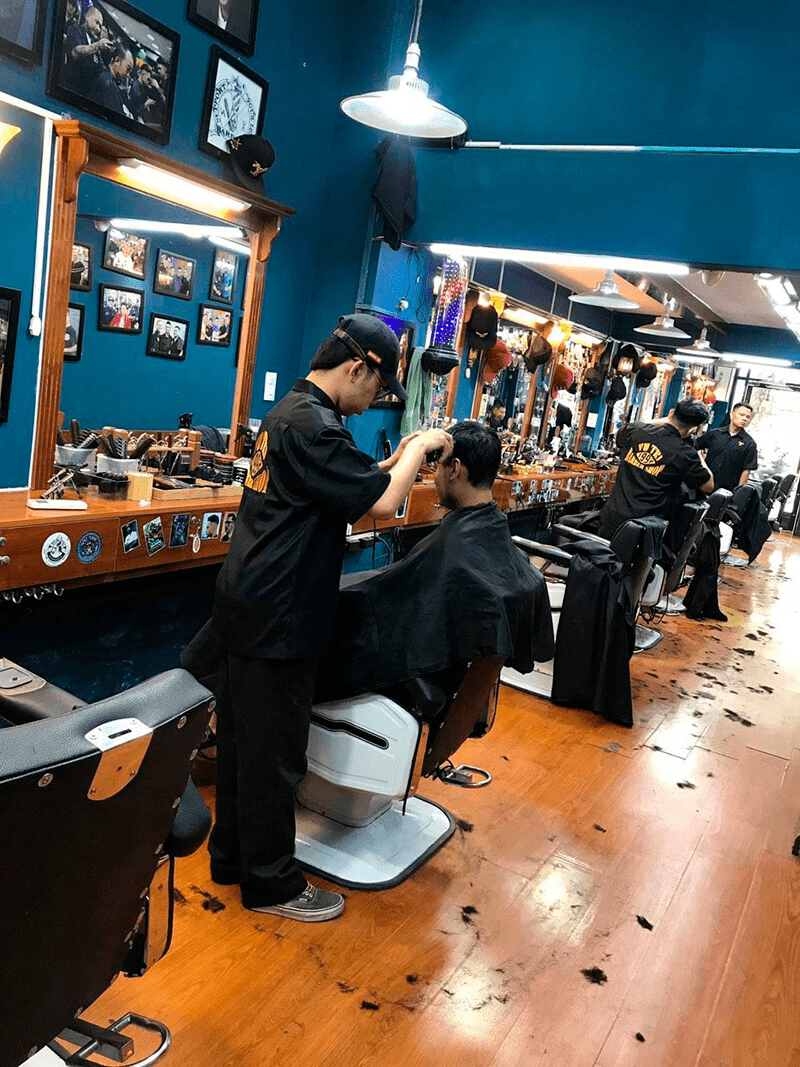 Tiệm cắt tóc Tây