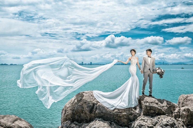 Studio chụp ảnh cưới đẹp Quảng Ngãi là nơi đem đến những bức ảnh cưới đẹp nhất cho đôi uyên ương. Với không gian sang trọng, đội ngũ nhân viên chuyên nghiệp, sáng tạo và trang thiết bị hiện đại, mọi bức ảnh sẽ được tạo ra với chất lượng tuyệt vời.