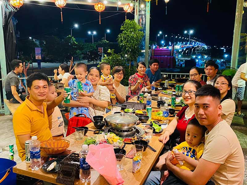 quán nướng Quảng Ngãi Lẩu & Nướng Island là nơi tụ họp của nhiều gia đình vào cuối tuần
