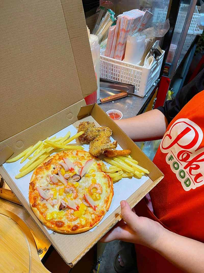pizza mỹ tho Bánh được tặng kèm 1 phần khoai tây và 1 phần gà