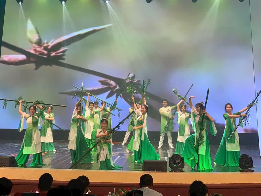 thuê trang phục biểu diễn Nha Trang