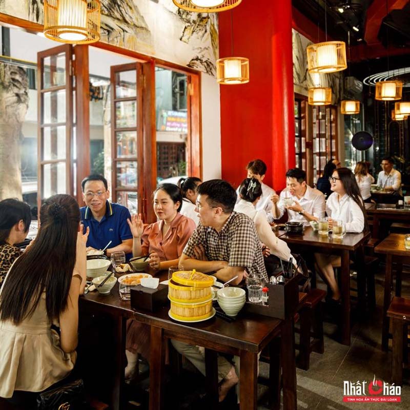 mì vịt tiềm Hà Nội Vịt ở đây được chế biến rất mềm, thấm gia vị, không bị bở