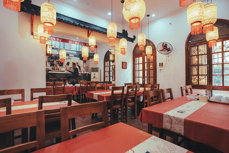 mì vịt tiềm Hà Nội Sợi mì tại đây rất tươi dai mềm, kết hợp với thịt vịt mềm mại, thấm gia vị