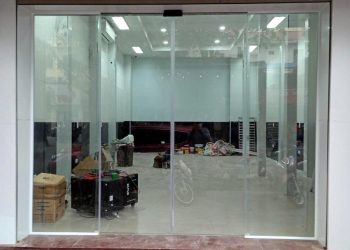 Cửa kính dùng được bao lâu? Những dấu hiệu xuống cấp và cách kéo dài tuổi thọ