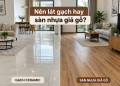 So sánh gạch lát nền và sàn nhựa giả gỗ trong không gian phòng khách